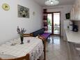 Jadranovo, Comedor in the apartment, (pet friendly) y WiFi.