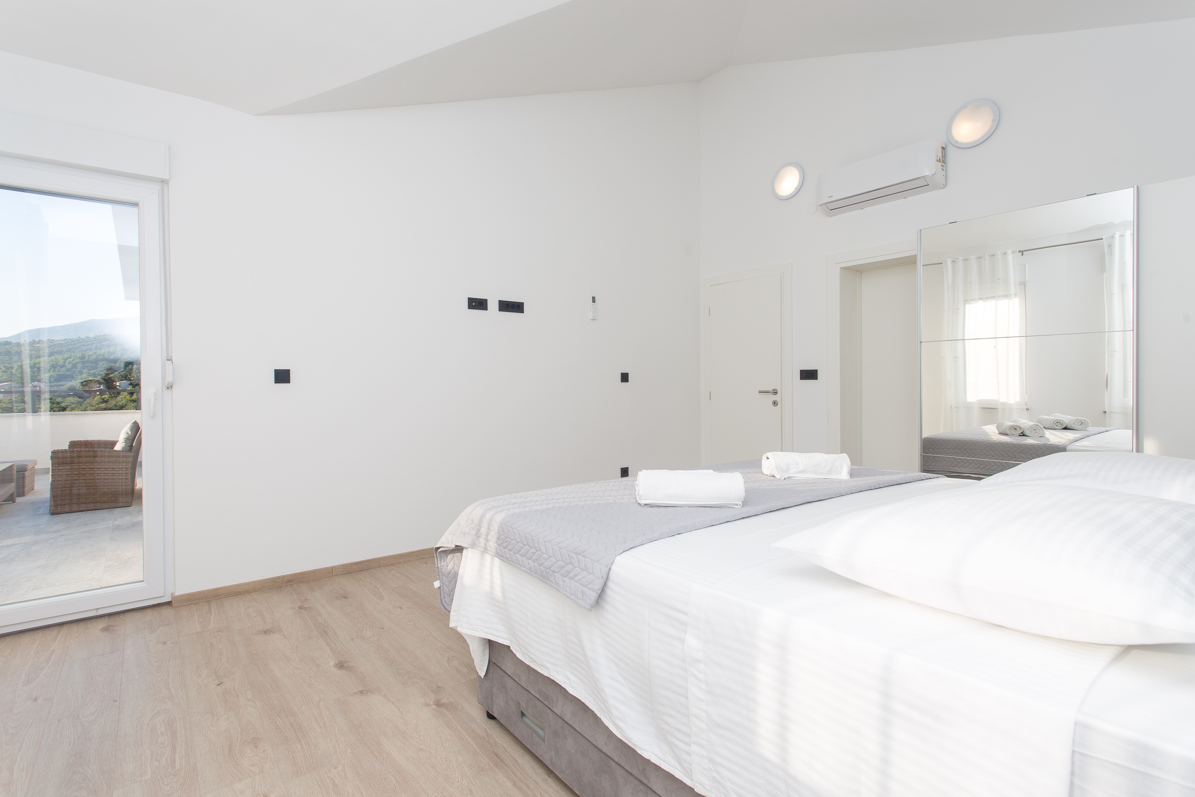 Comfortable and spacious house with terrace Srinjine, Split  K