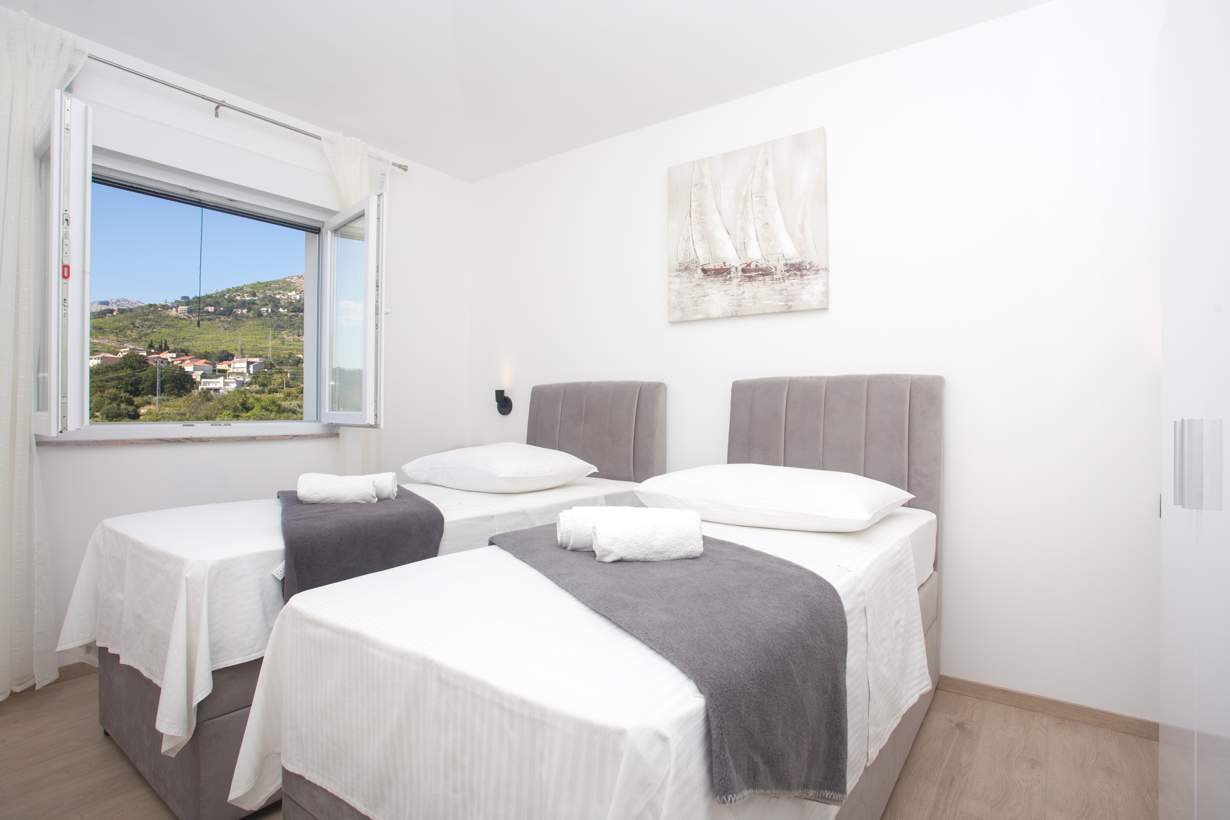 Comfortable and spacious house with terrace Srinjine, Split  K