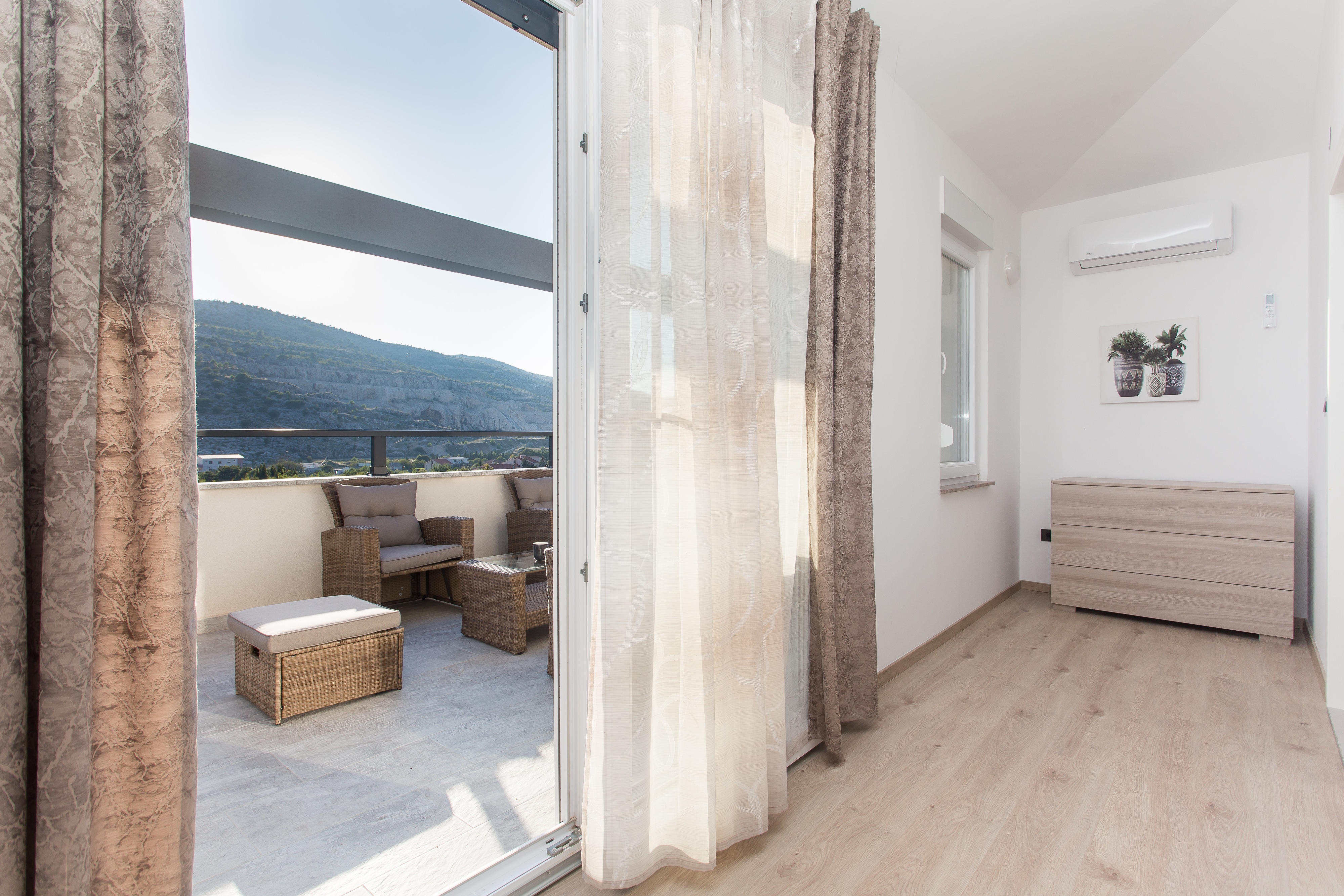 Comfortable and spacious house with terrace Srinjine, Split  K