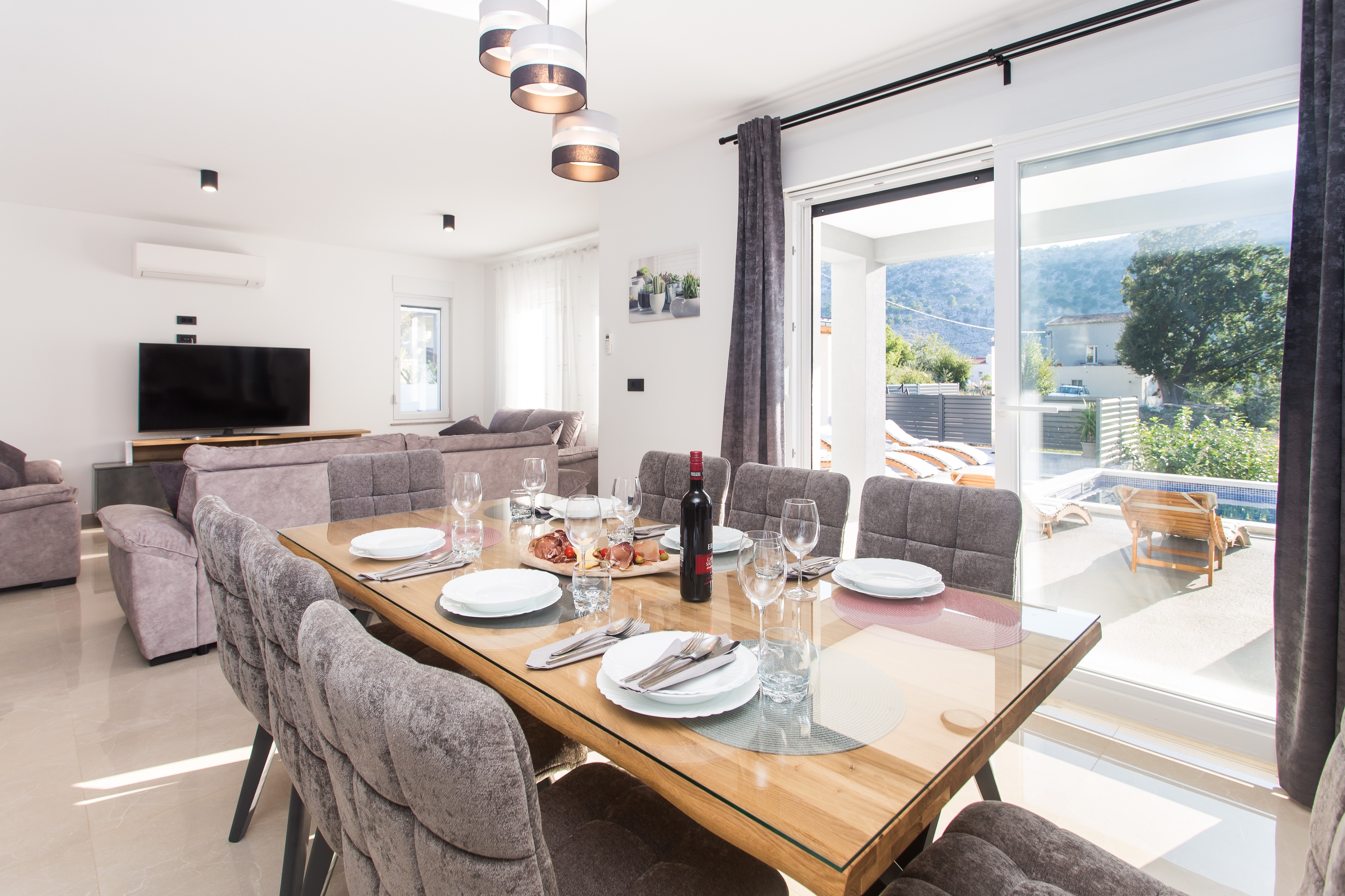 Comfortable and spacious house with terrace Srinjine, Split (K-23770) Comfortable and spacious house with terrace Srinjine, Split (K-23770)