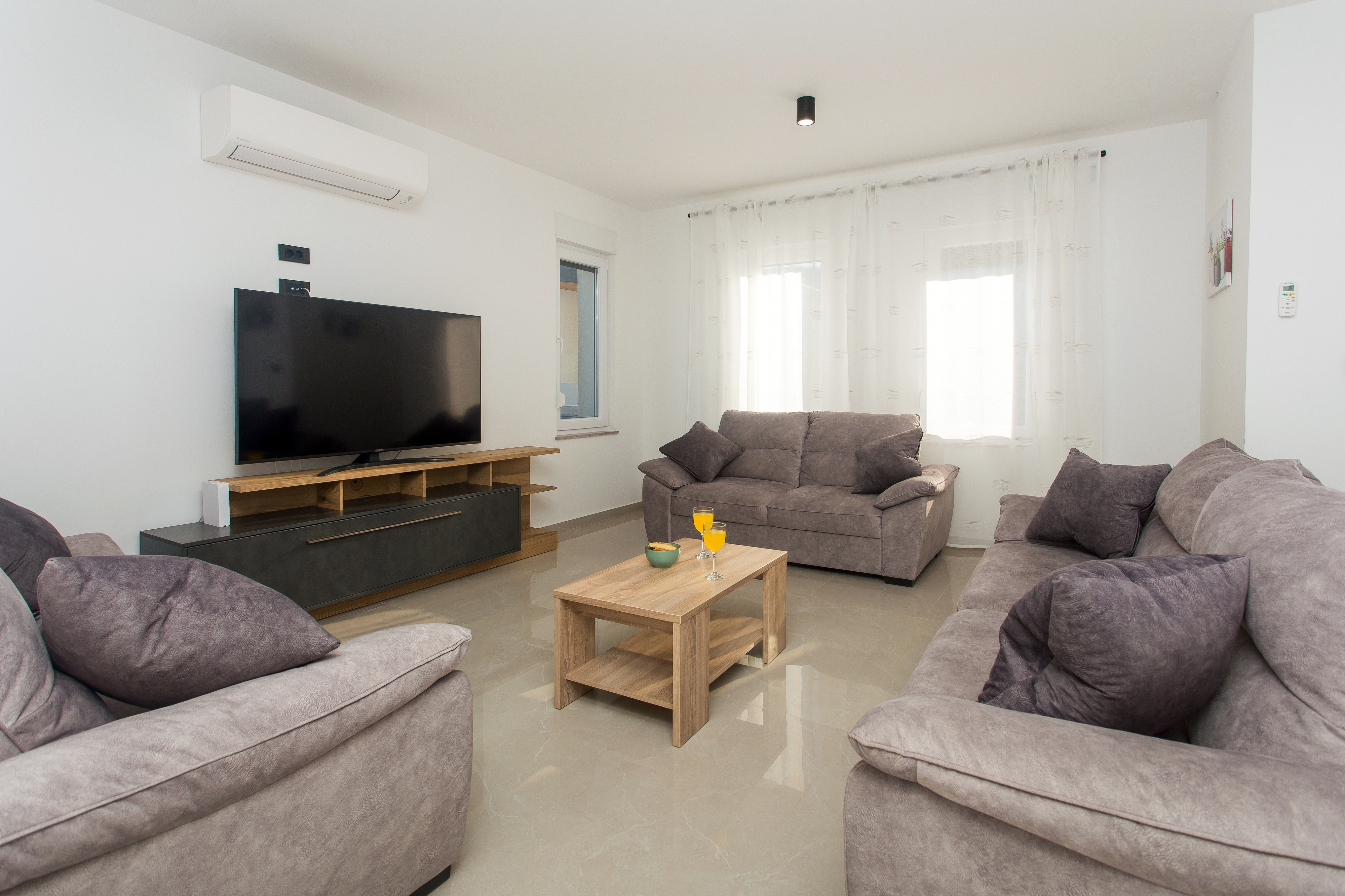 Comfortable and spacious house with terrace Srinjine, Split (K-23770) Comfortable and spacious house with terrace Srinjine, Split (K-23770)