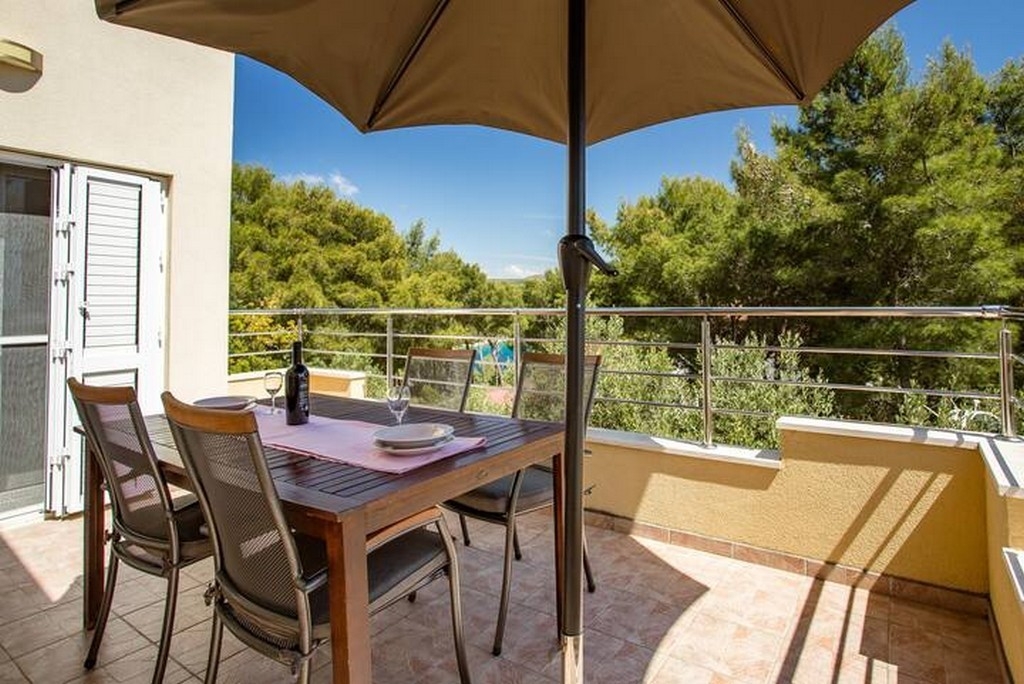 Two bedroom apartment with terrace and sea view Cove Osibova, Brač  A-b