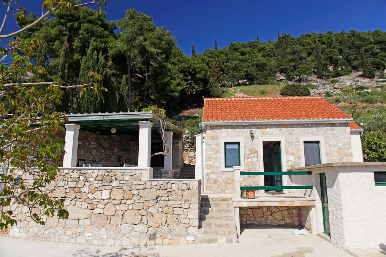Dvosobna kuća s terasom i pogledom na more Bol, Brač  K