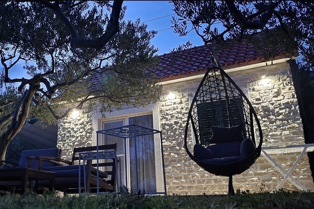 Dvosobna kuća s terasom i pogledom na more Bol, Brač  K
