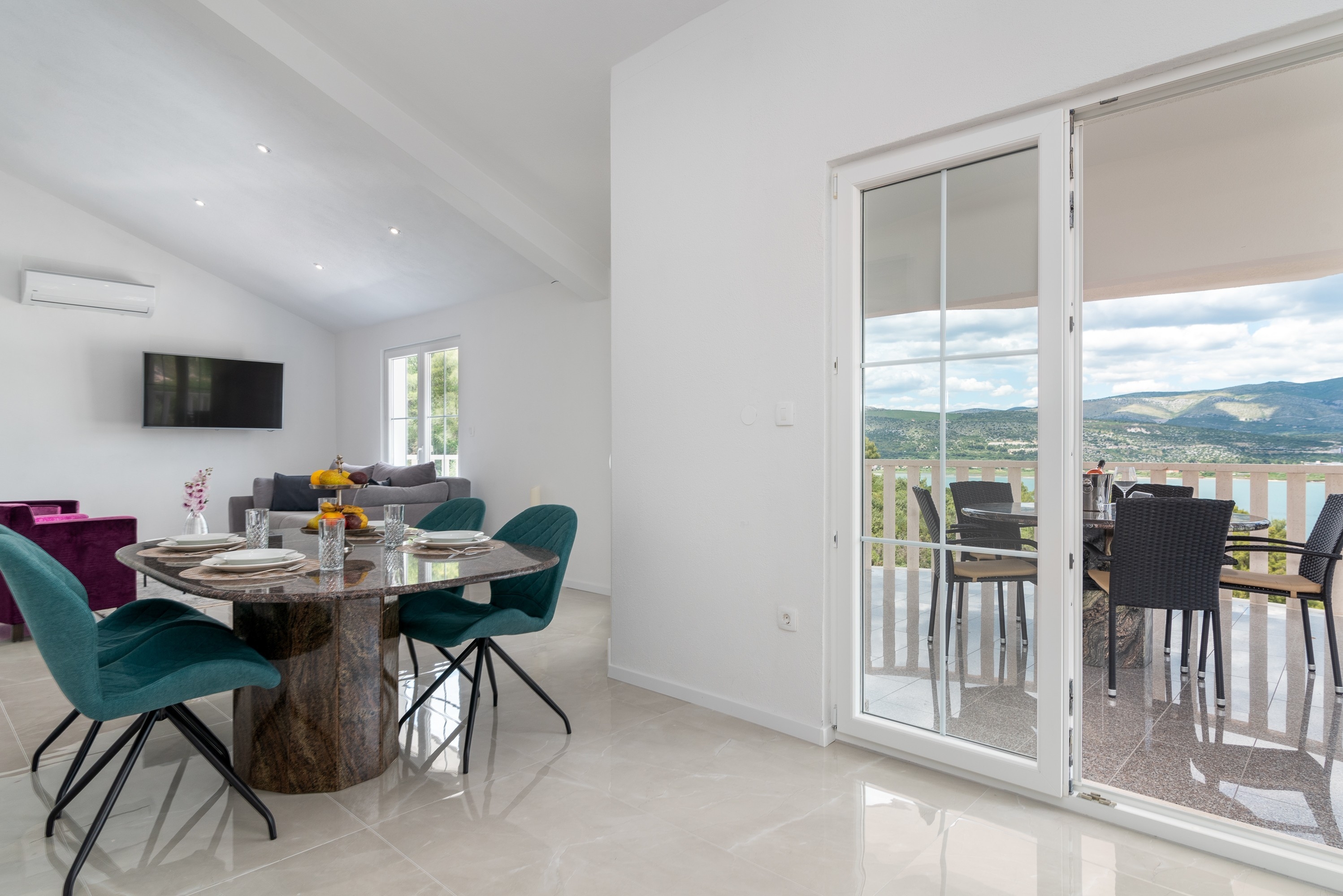 Three bedroom apartment with terrace and sea view Mastrinka, Čiovo  A-b