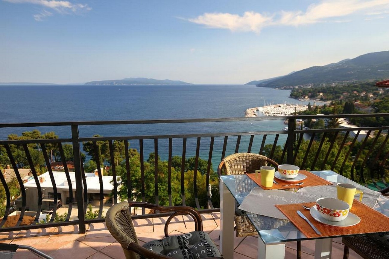 Three bedroom apartment with terrace and sea view Opatija  A-a