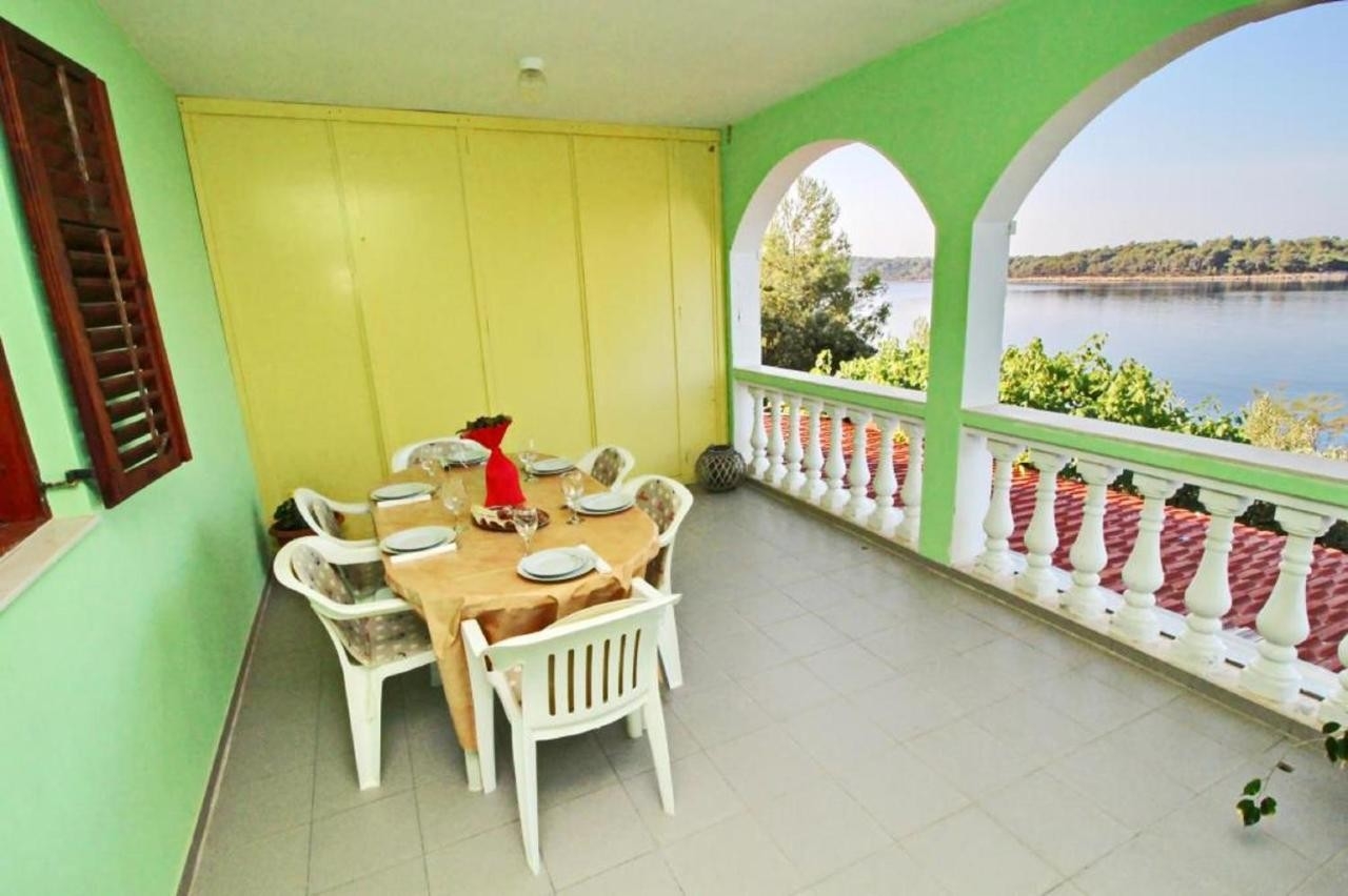 Three bedroom apartment near beach Karbuni, Korčula (A-23806-a)