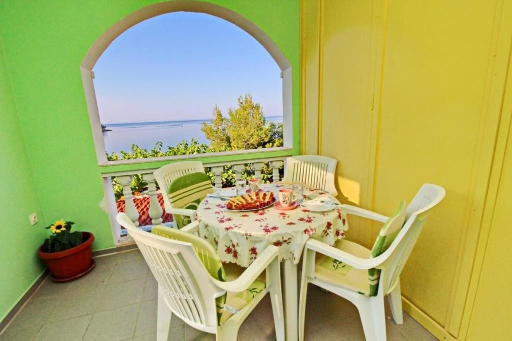 One bedroom apartment near beach Karbuni, Korčula (A-23806-b)