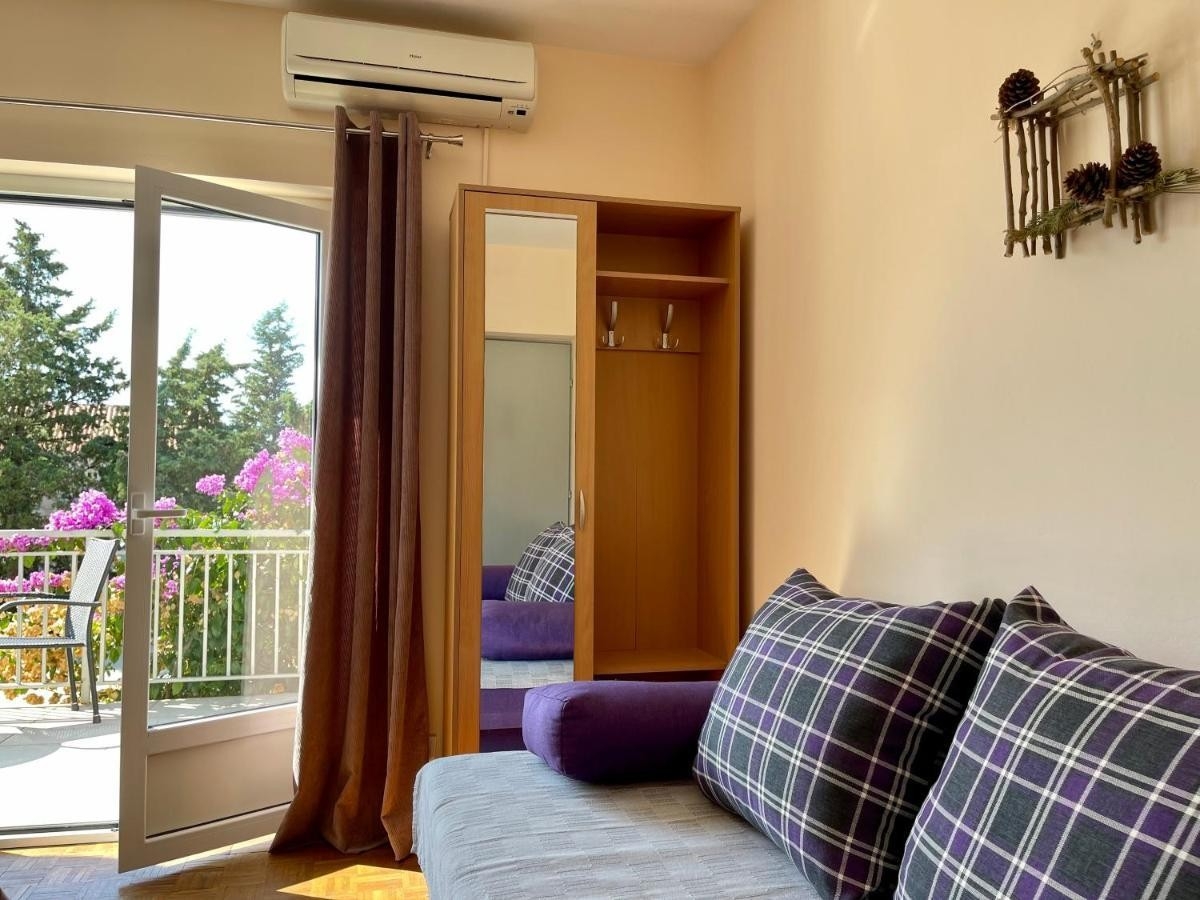 Three bedroom apartment with terrace Novalja (Pag) (A-23808-a)