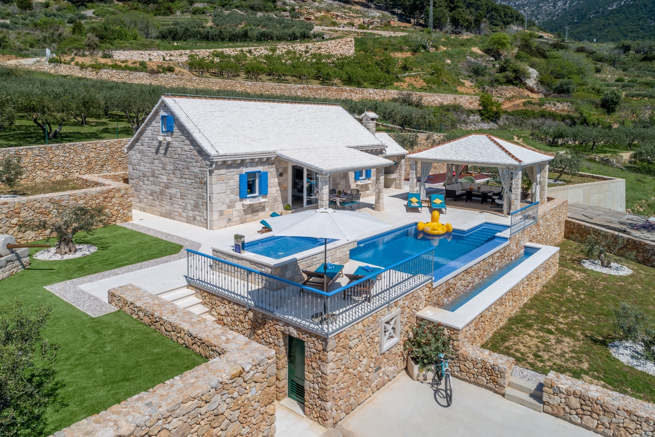 Trosobna kuća s terasom i pogledom na more Bol, Brač  K
