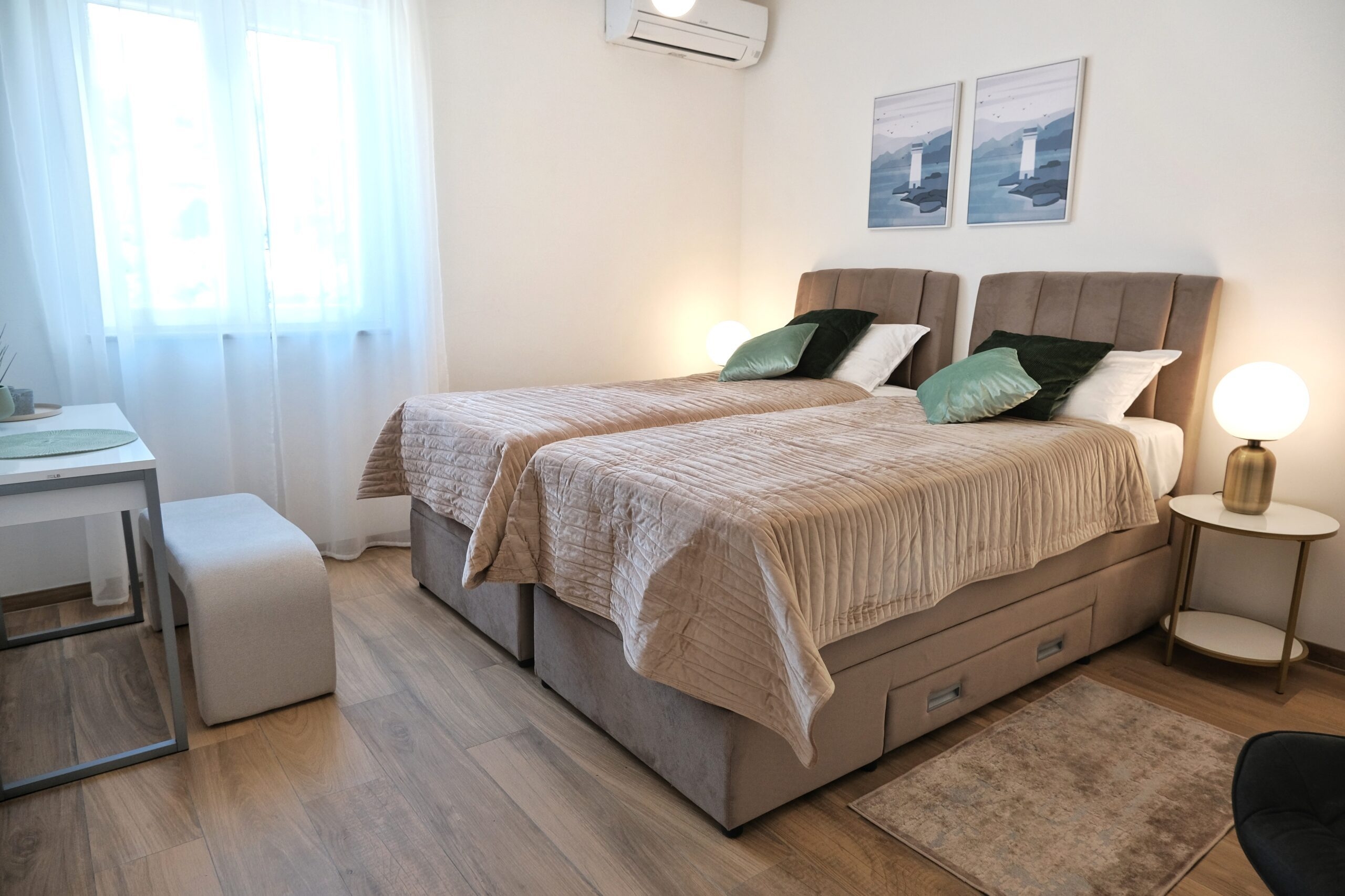 Comfortable and spacious house with terrace and sea view Splitska, Brač  K