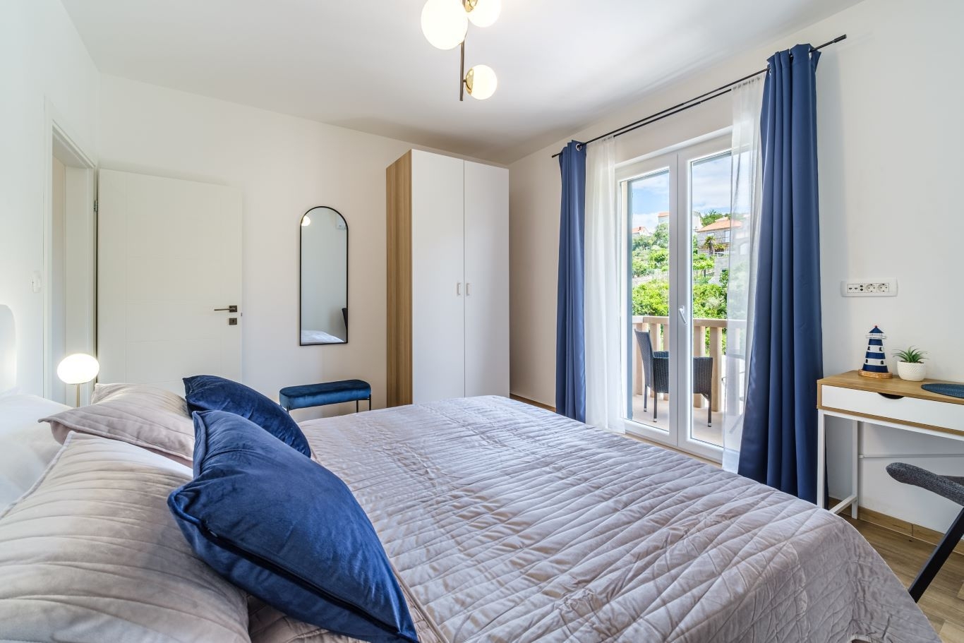 Comfortable and spacious house with terrace and sea view Splitska, Brač  K