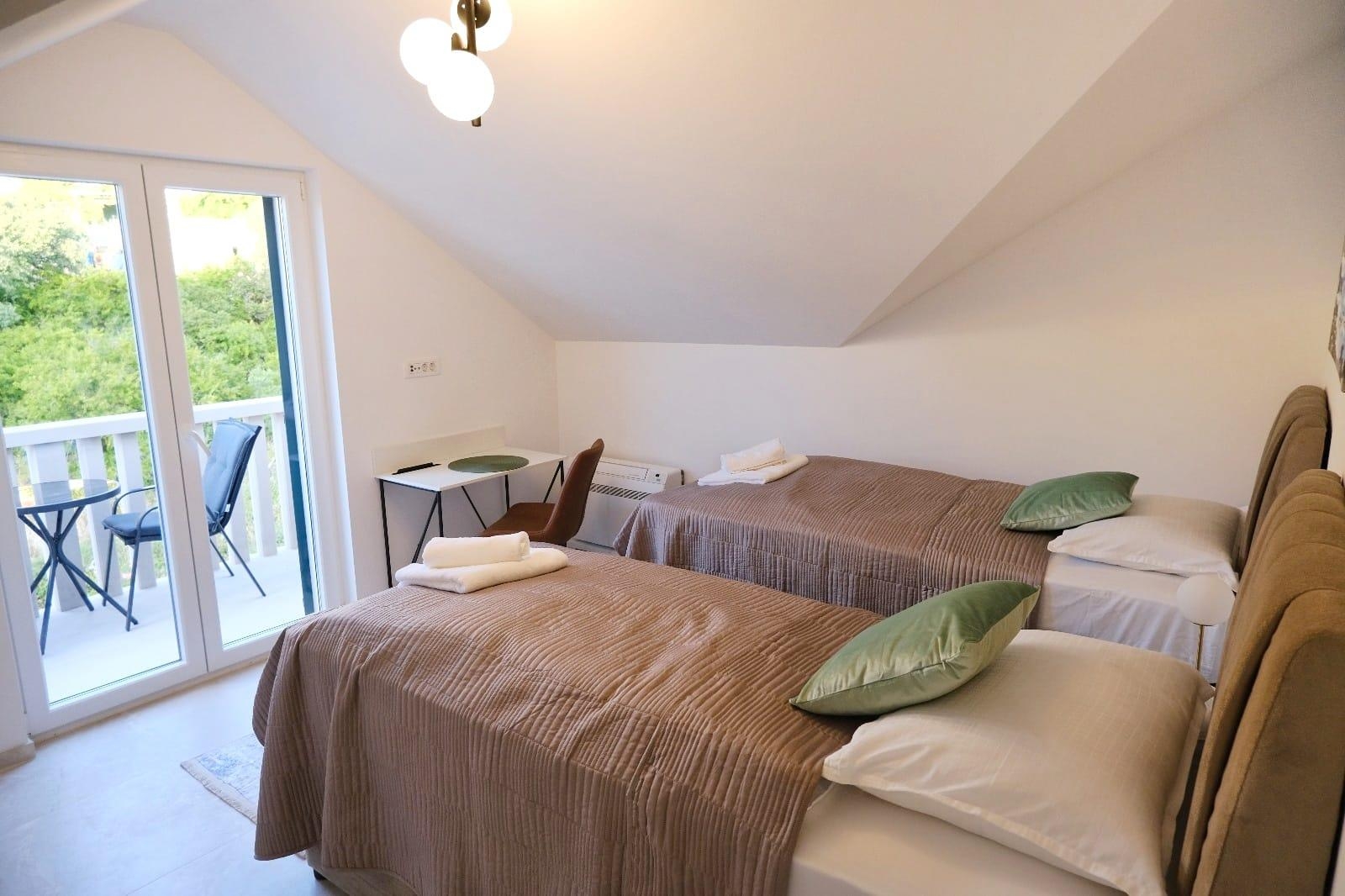 Comfortable and spacious house with terrace and sea view Splitska, Brač  K