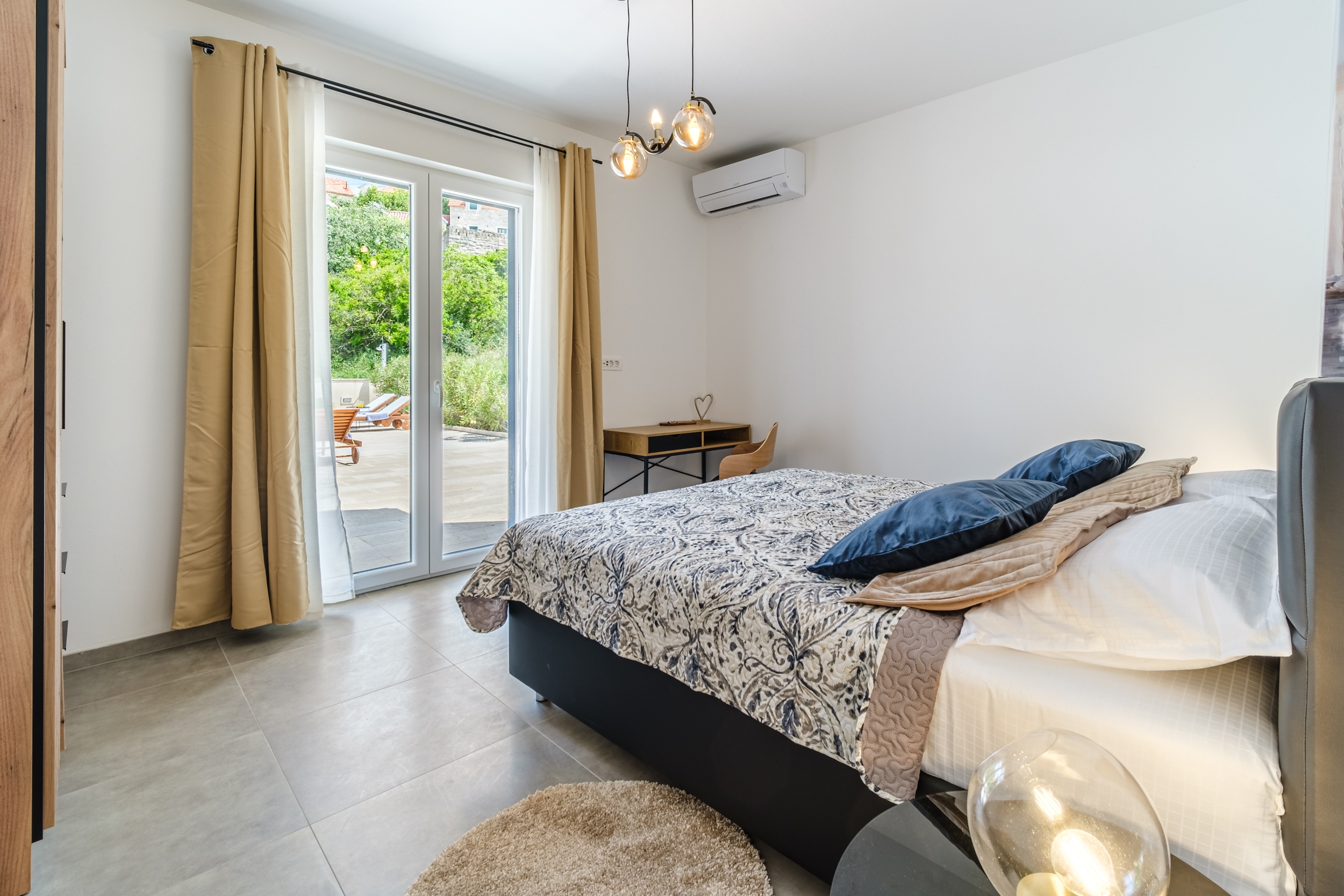 Comfortable and spacious house with terrace and sea view Splitska, Brač  K