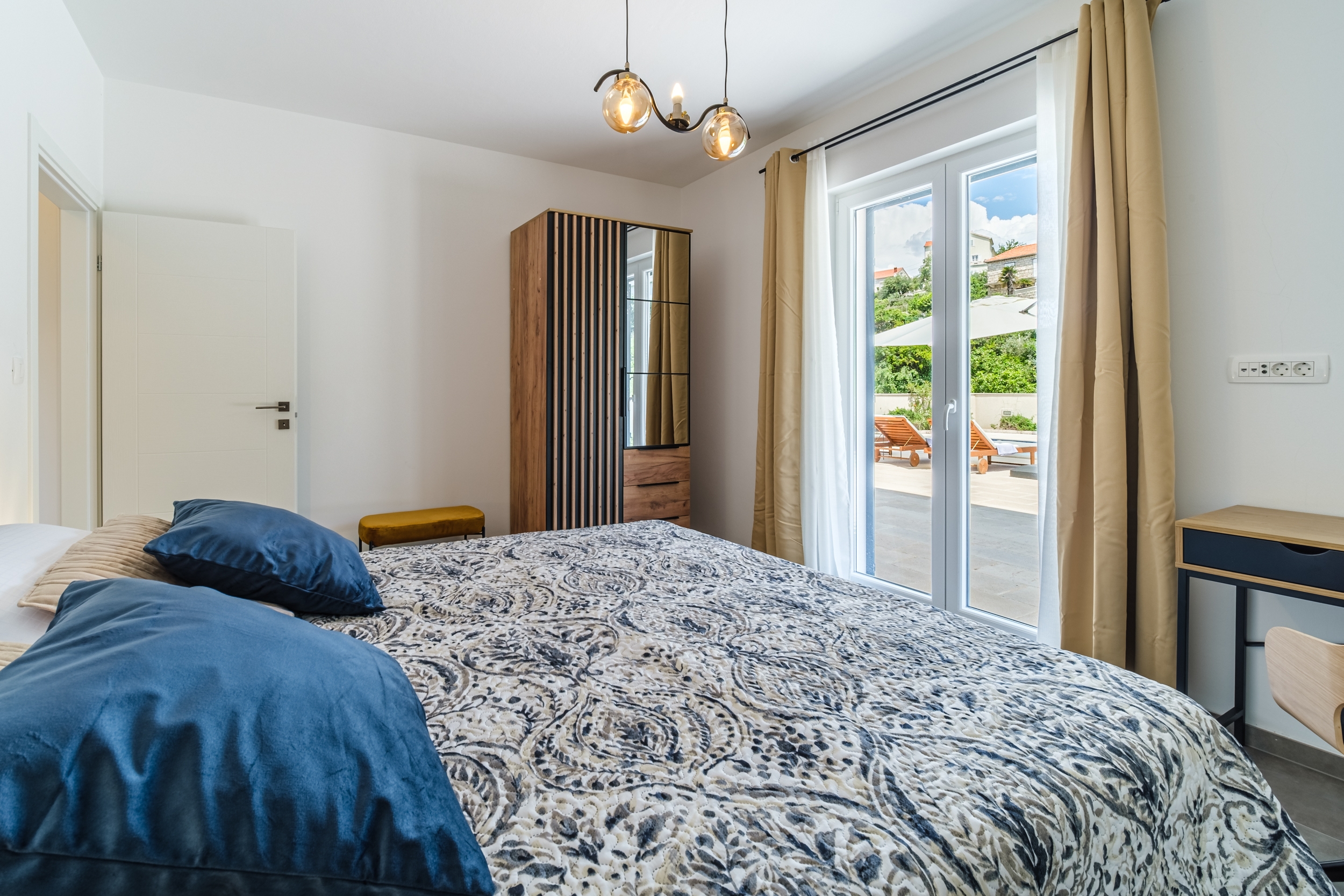 Comfortable and spacious house with terrace and sea view Splitska, Brač  K