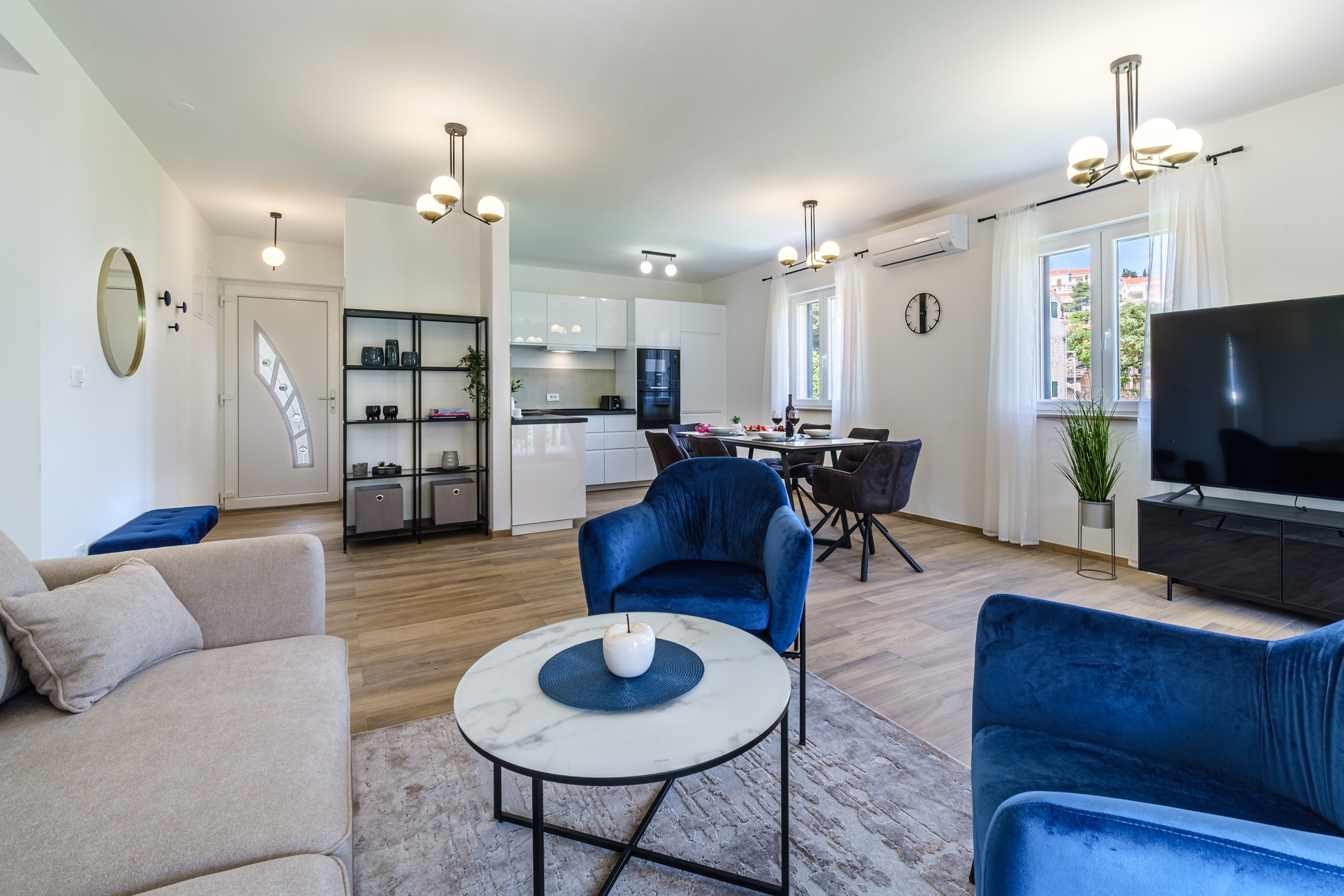 Comfortable and spacious house with terrace and sea view Splitska, Brač (K-23815)