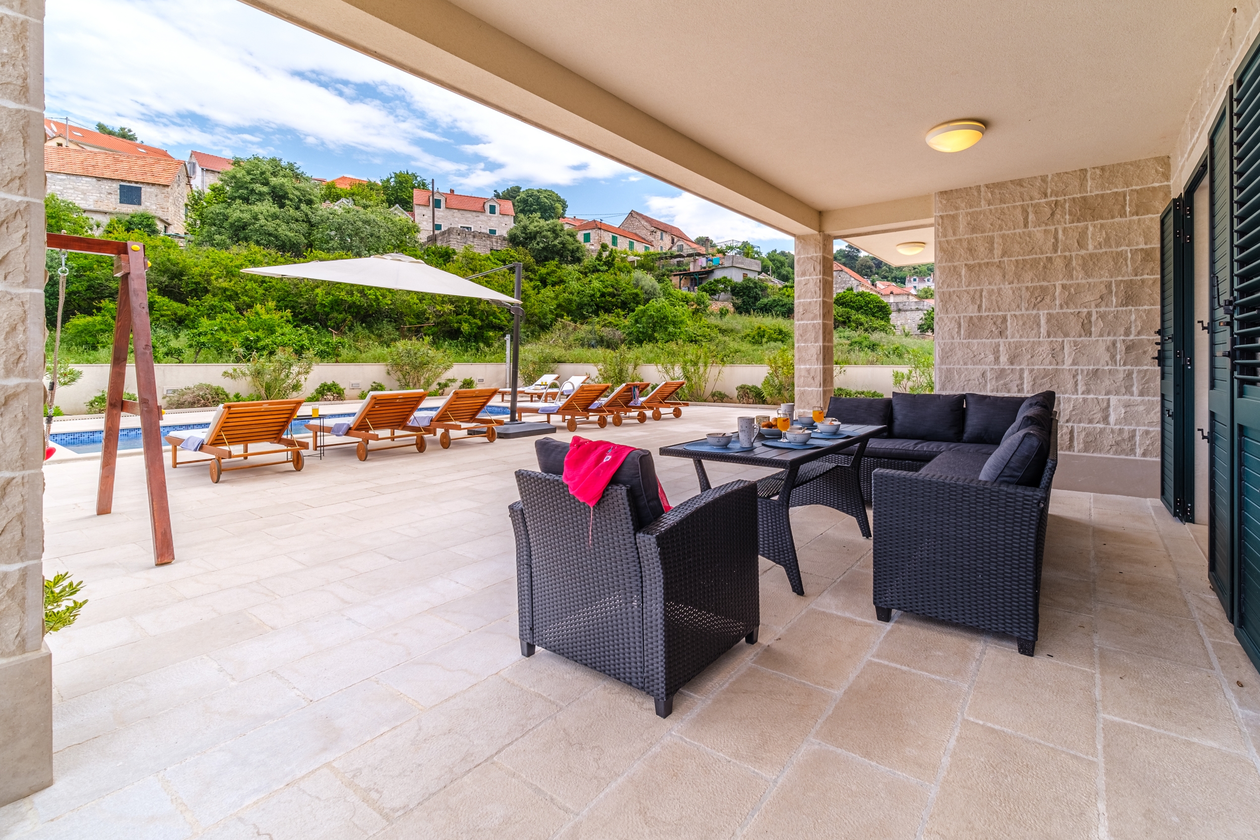 Comfortable and spacious house with terrace and sea view Splitska, Brač  K