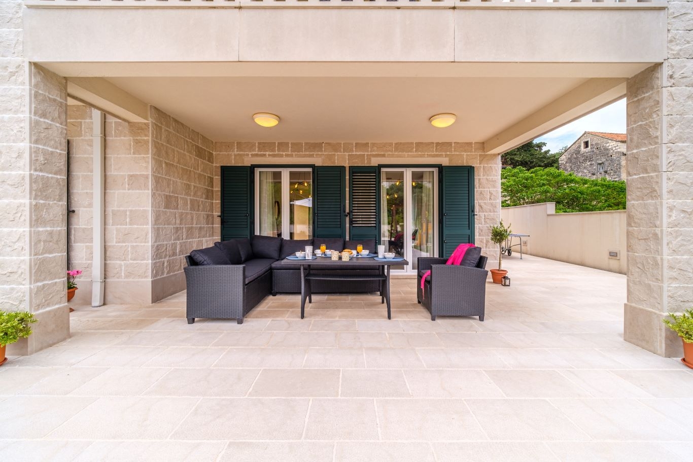 Comfortable and spacious house with terrace and sea view Splitska, Brač  K