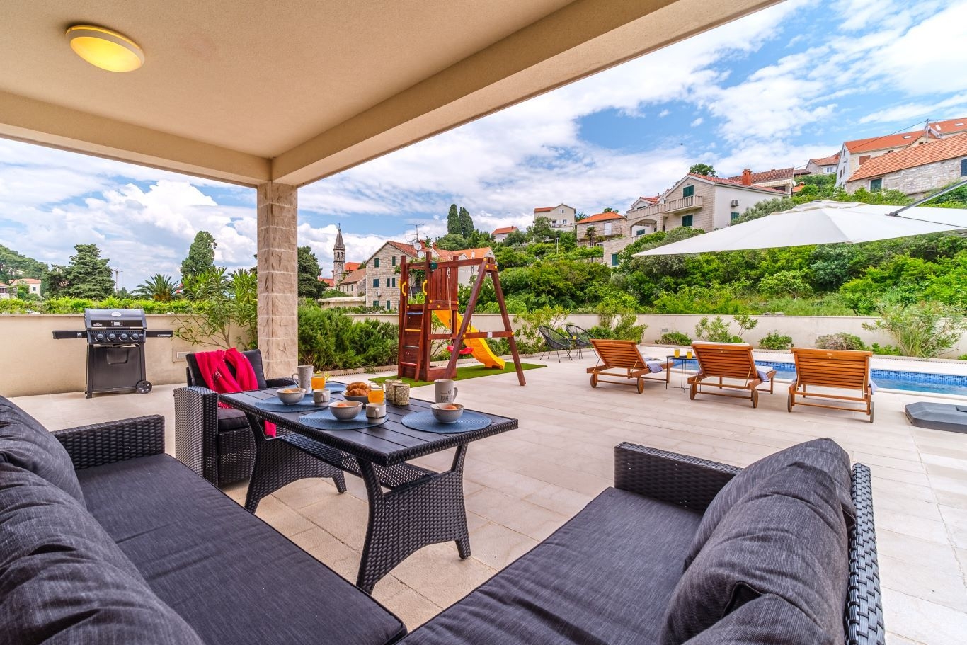 Comfortable and spacious house with terrace and sea view Splitska, Brač  K