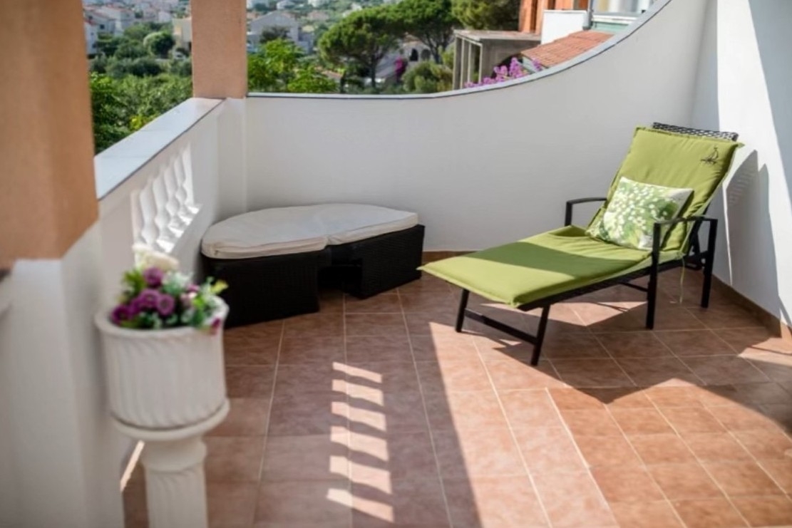 Two bedroom apartment with terrace and sea view Barbat, Rab  A-b