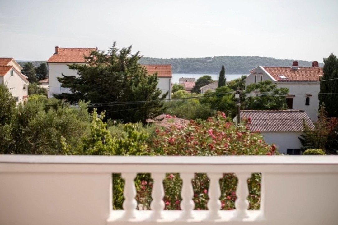 Two bedroom apartment with terrace and sea view Barbat, Rab  A-b