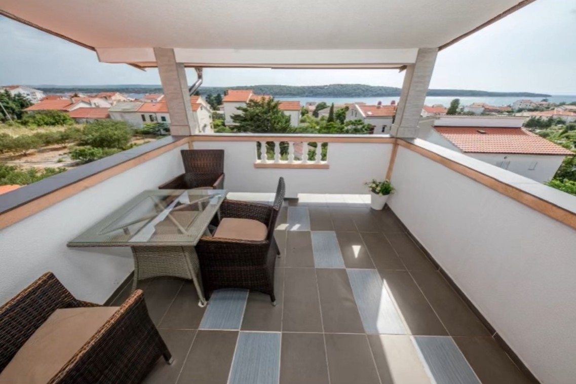 Two bedroom apartment with terrace and sea view Barbat, Rab  A-c
