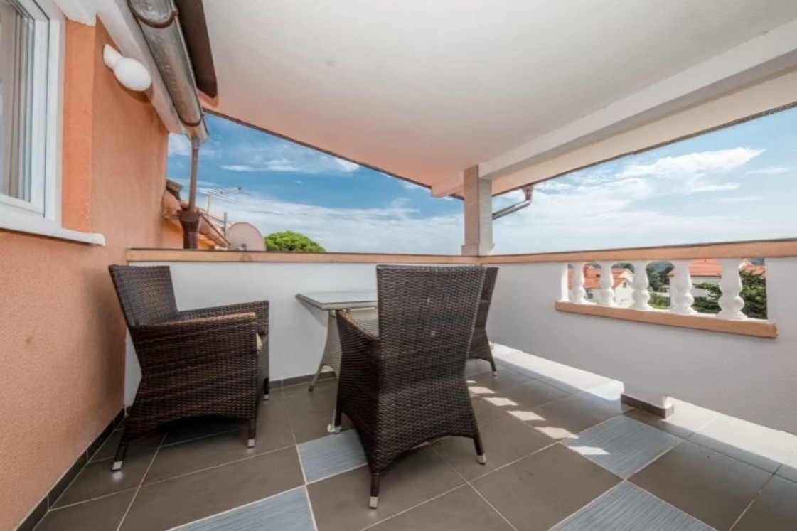Two bedroom apartment with terrace and sea view Barbat, Rab  A-c