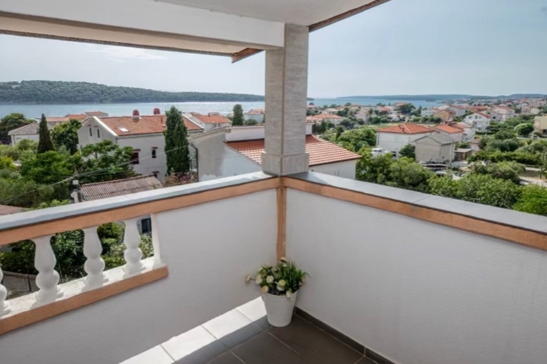 Two bedroom apartment with terrace and sea view Barbat, Rab  A-c