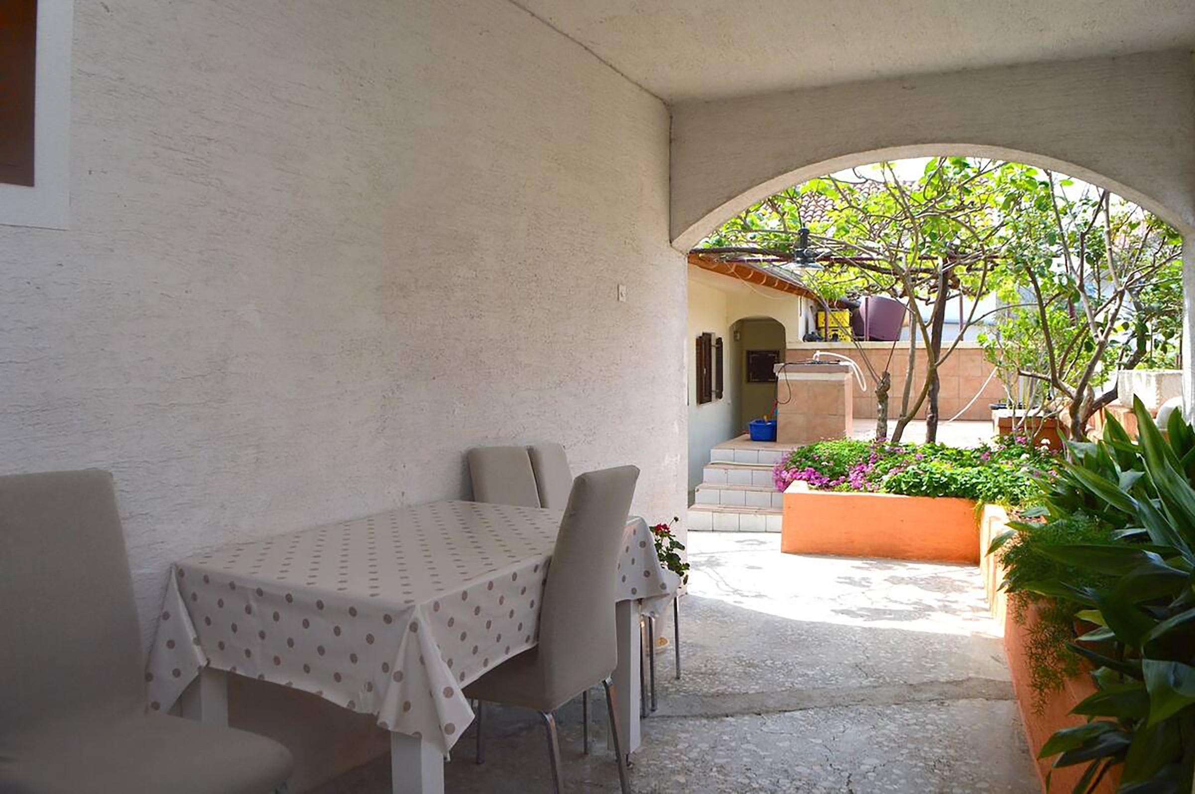 One bedroom apartment with terrace Lukoran, Ugljan (A-23830-a)