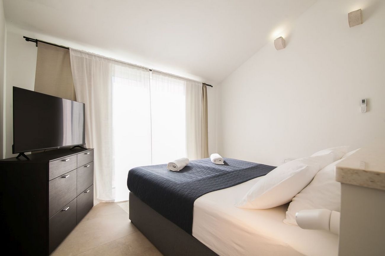 Three bedroom house with terrace and sea view Bol, Brač  K