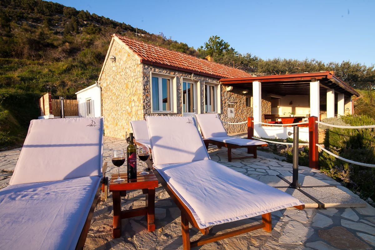 Dvosobna kuća s terasom i pogledom na more Bol, Brač  K