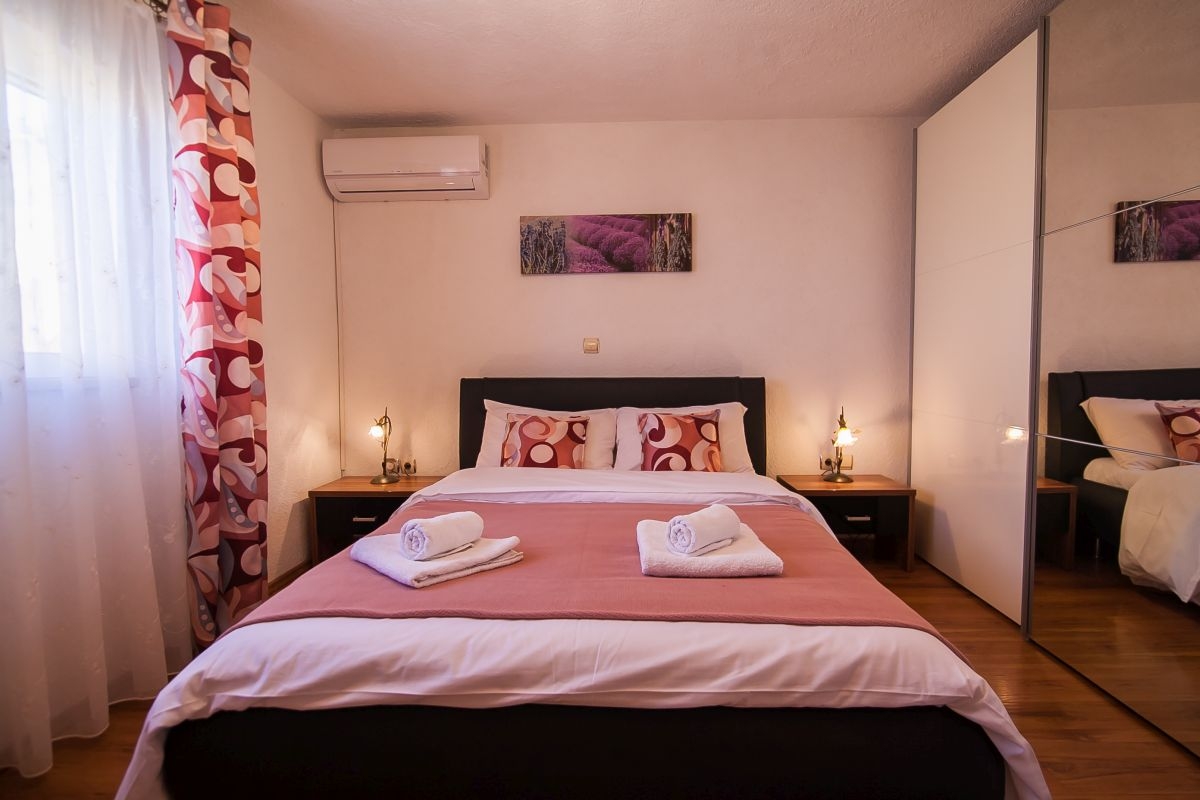 Two bedroom house with terrace and sea view Bol, Brač  K