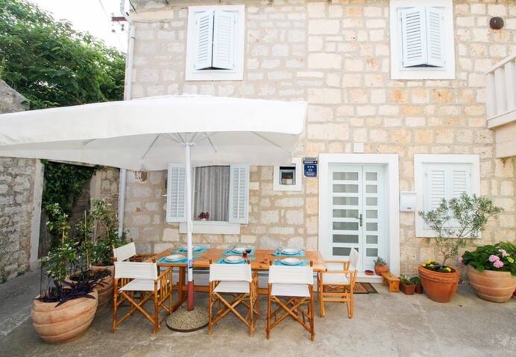 Three bedroom house with terrace Bol, Brač (K-23842) Three bedroom house with terrace Bol, Brač (K-23842)