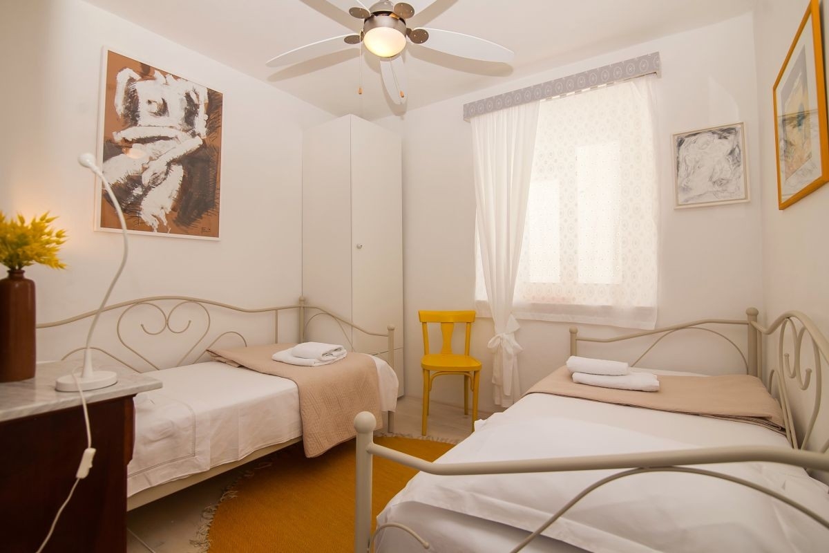 Three bedroom house with terrace Bol, Brač  K