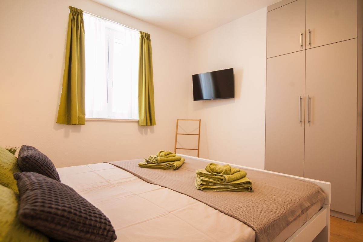 Three bedroom apartment with terrace and sea view Bol, Brač  A-a