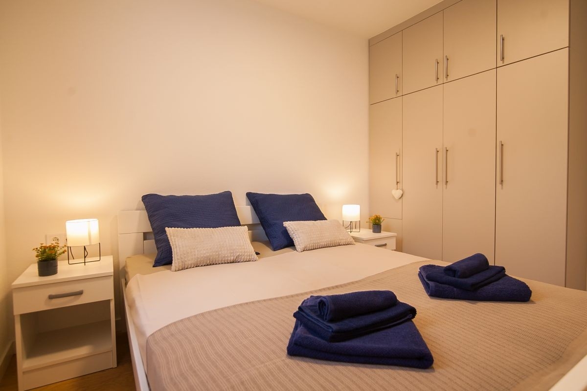 Three bedroom apartment with terrace and sea view Bol, Brač  A-a