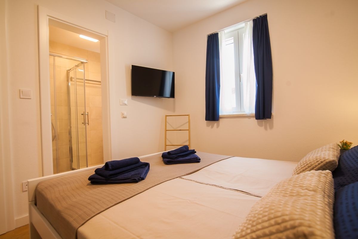 Three bedroom apartment with terrace and sea view Bol, Brač  A-a