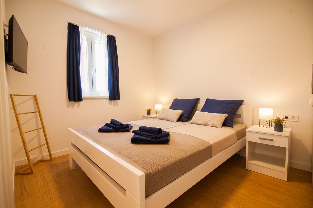 Three bedroom apartment with terrace and sea view Bol, Brač  A-a