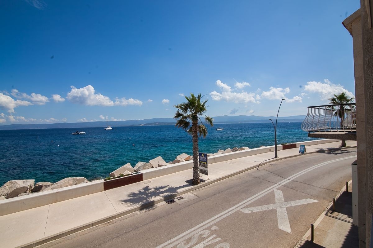 Three bedroom apartment with terrace and sea view Bol, Brač  A-a