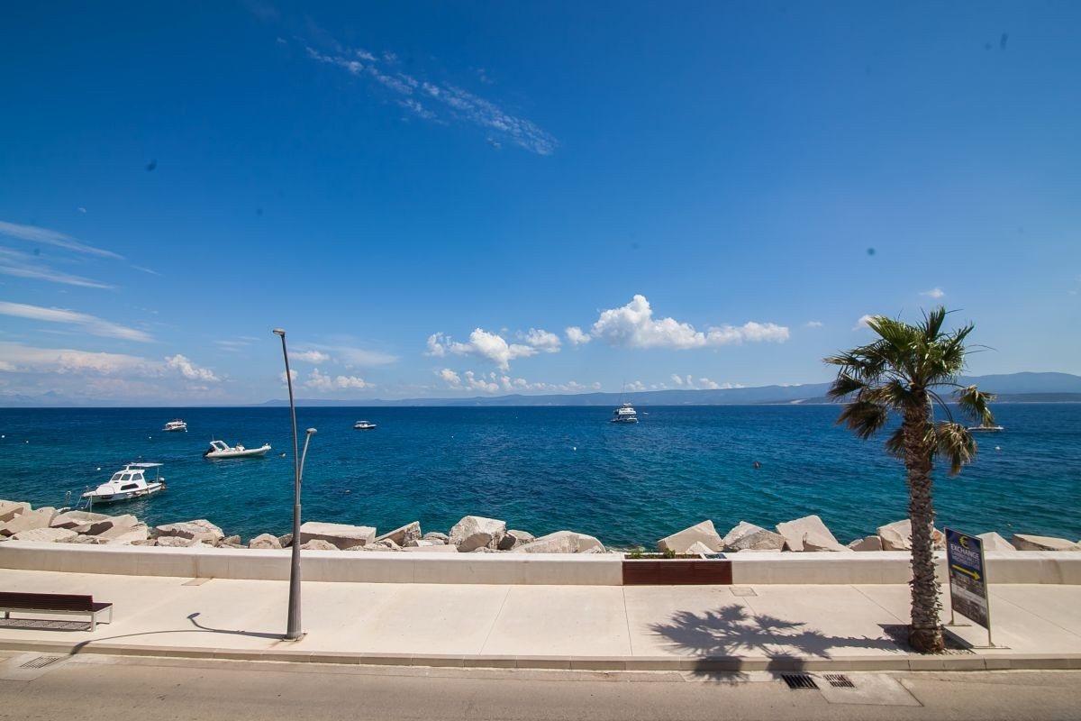 Three bedroom apartment with terrace and sea view Bol, Brač  A-a
