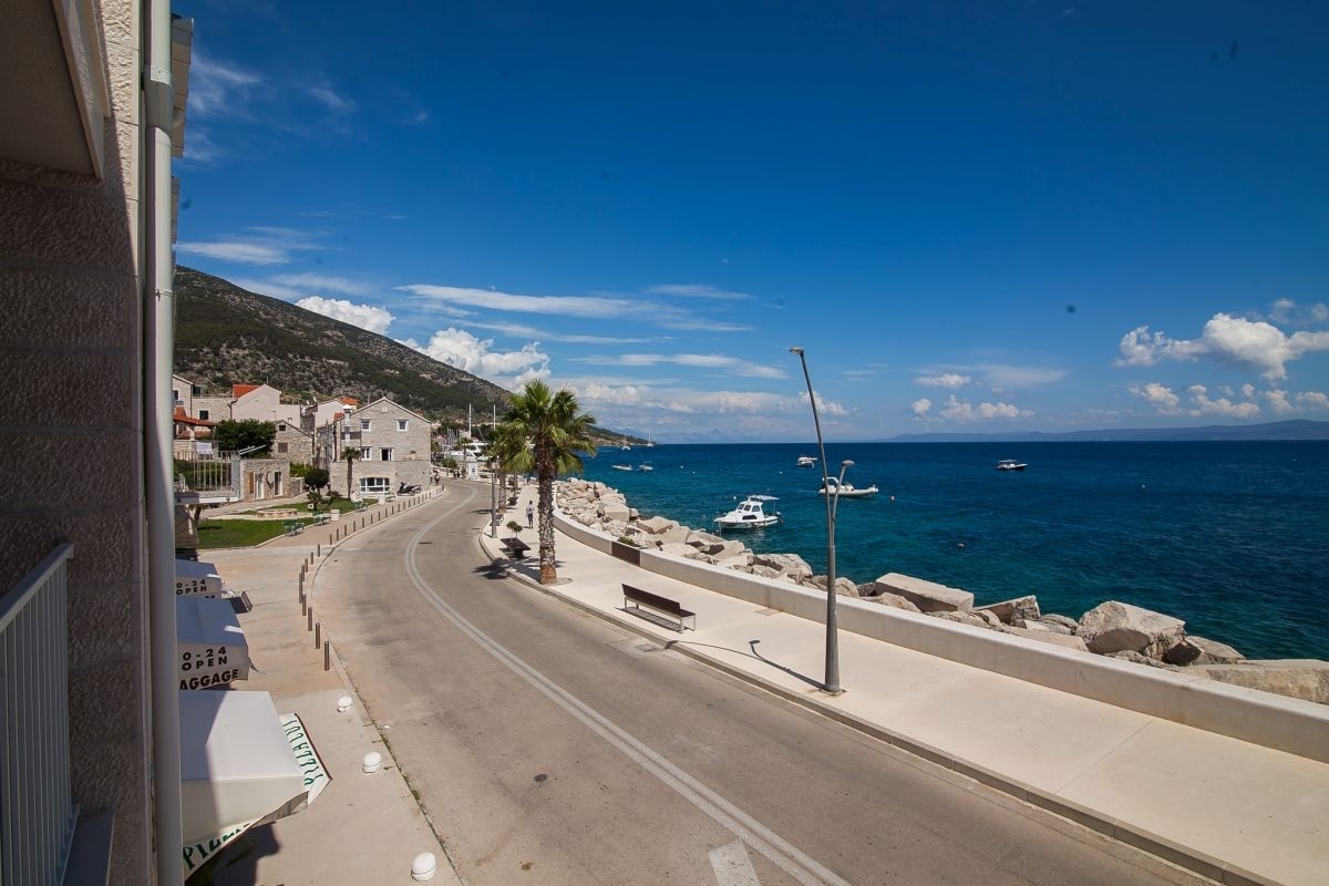 Three bedroom apartment with terrace and sea view Bol, Brač  A-a