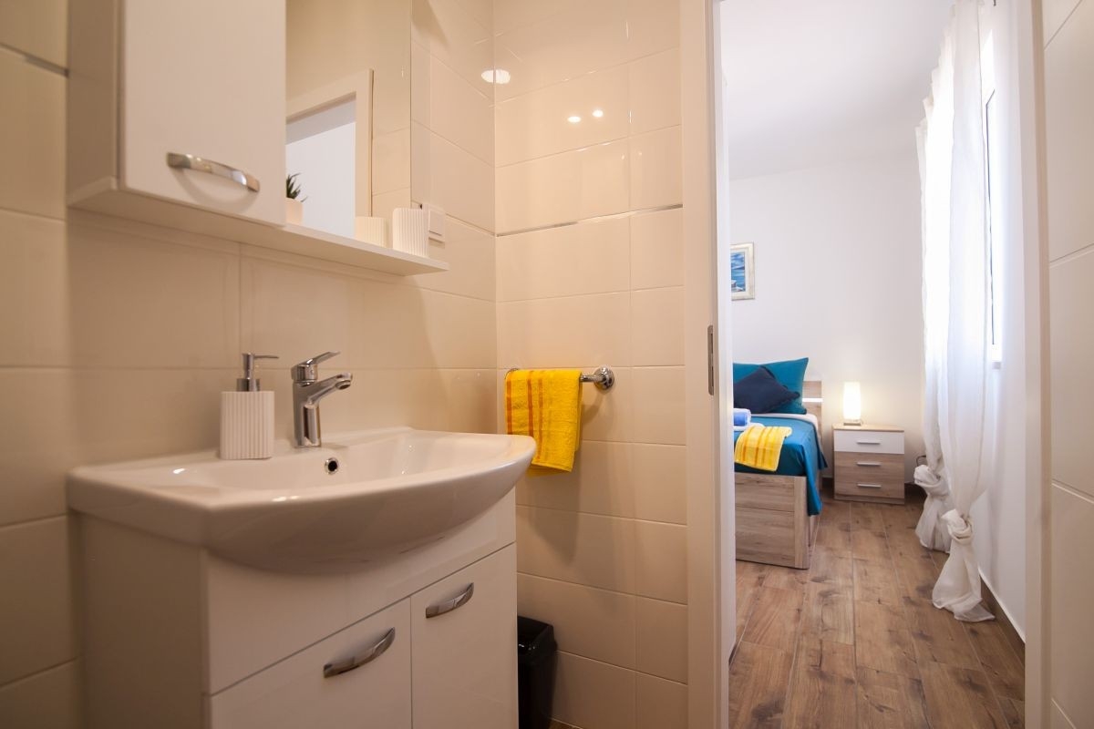 Two bedroom apartment with terrace Bol, Brač  A-a