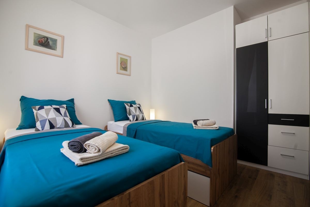 Two bedroom apartment with terrace Bol, Brač  A-a