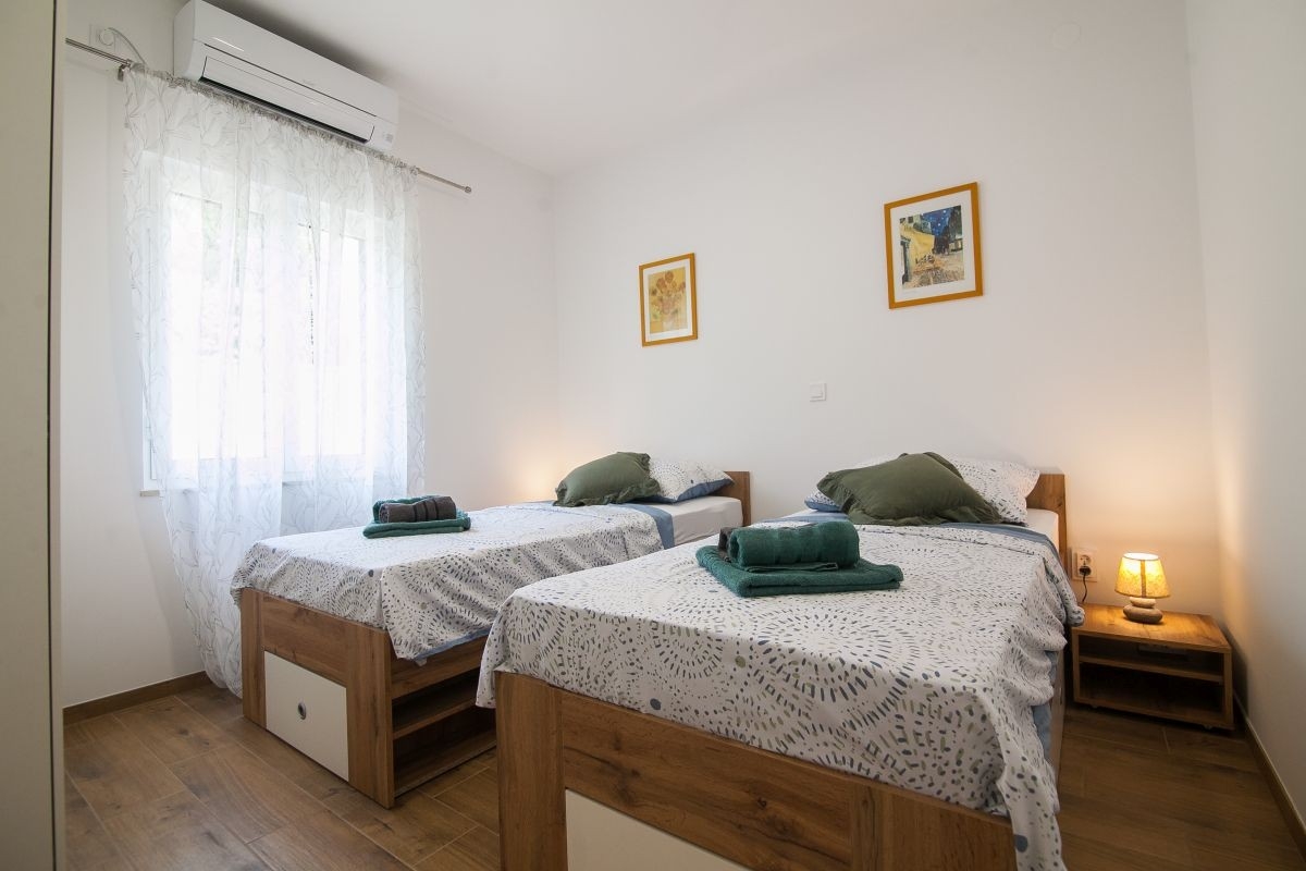 Two bedroom apartment with terrace Bol, Brač  A-b