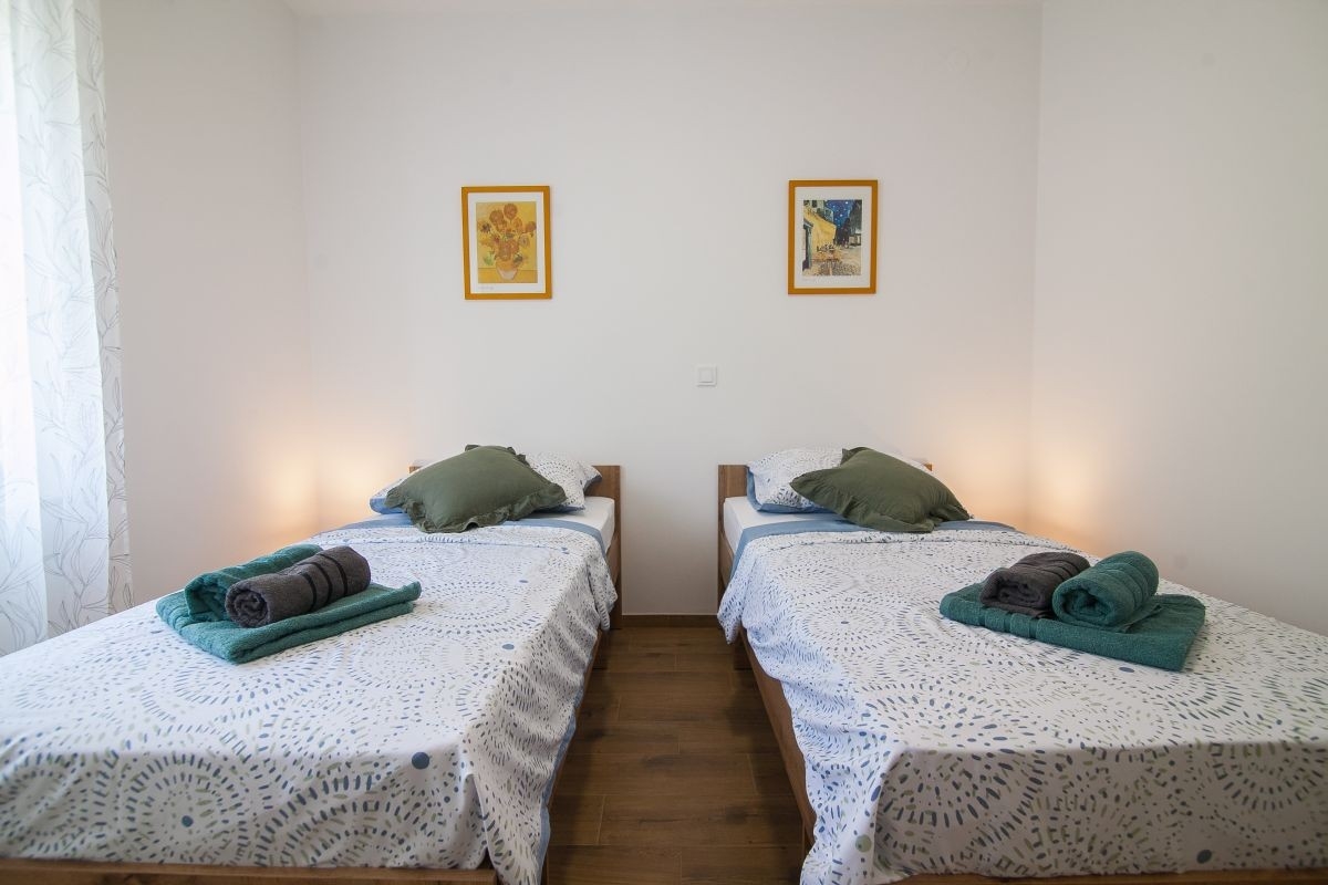 Two bedroom apartment with terrace Bol, Brač  A-b