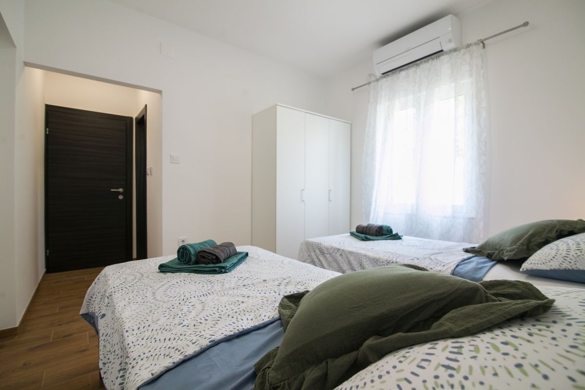 Two bedroom apartment with terrace Bol, Brač  A-b