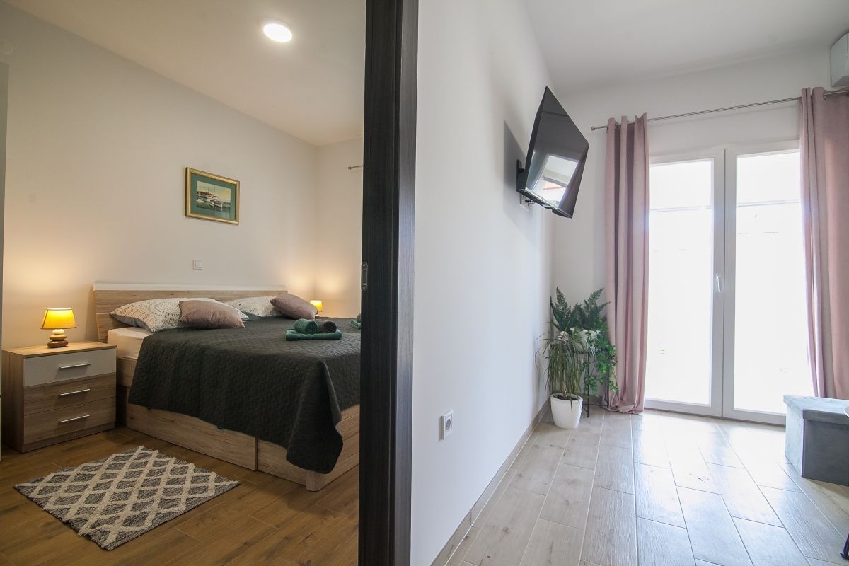 Two bedroom apartment with terrace Bol, Brač  A-b