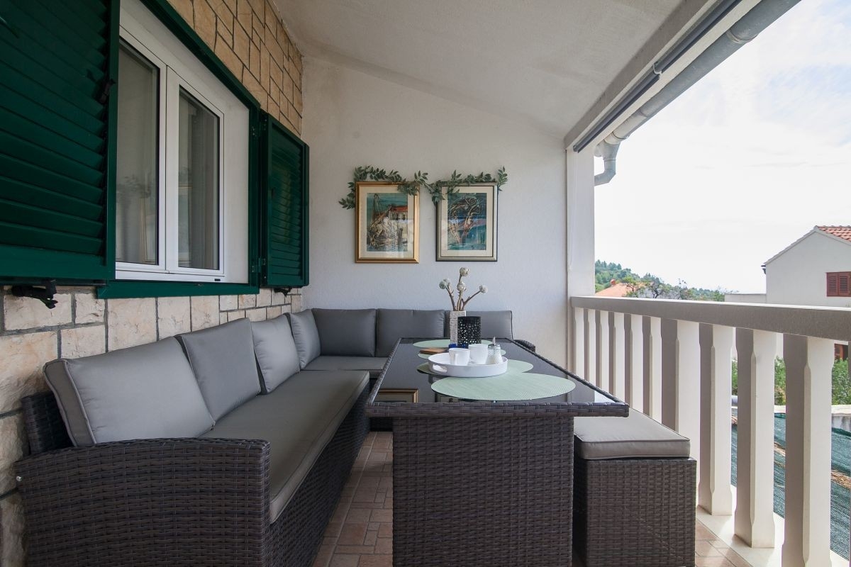 Two bedroom apartment with terrace Bol, Brač (A-23844-b)