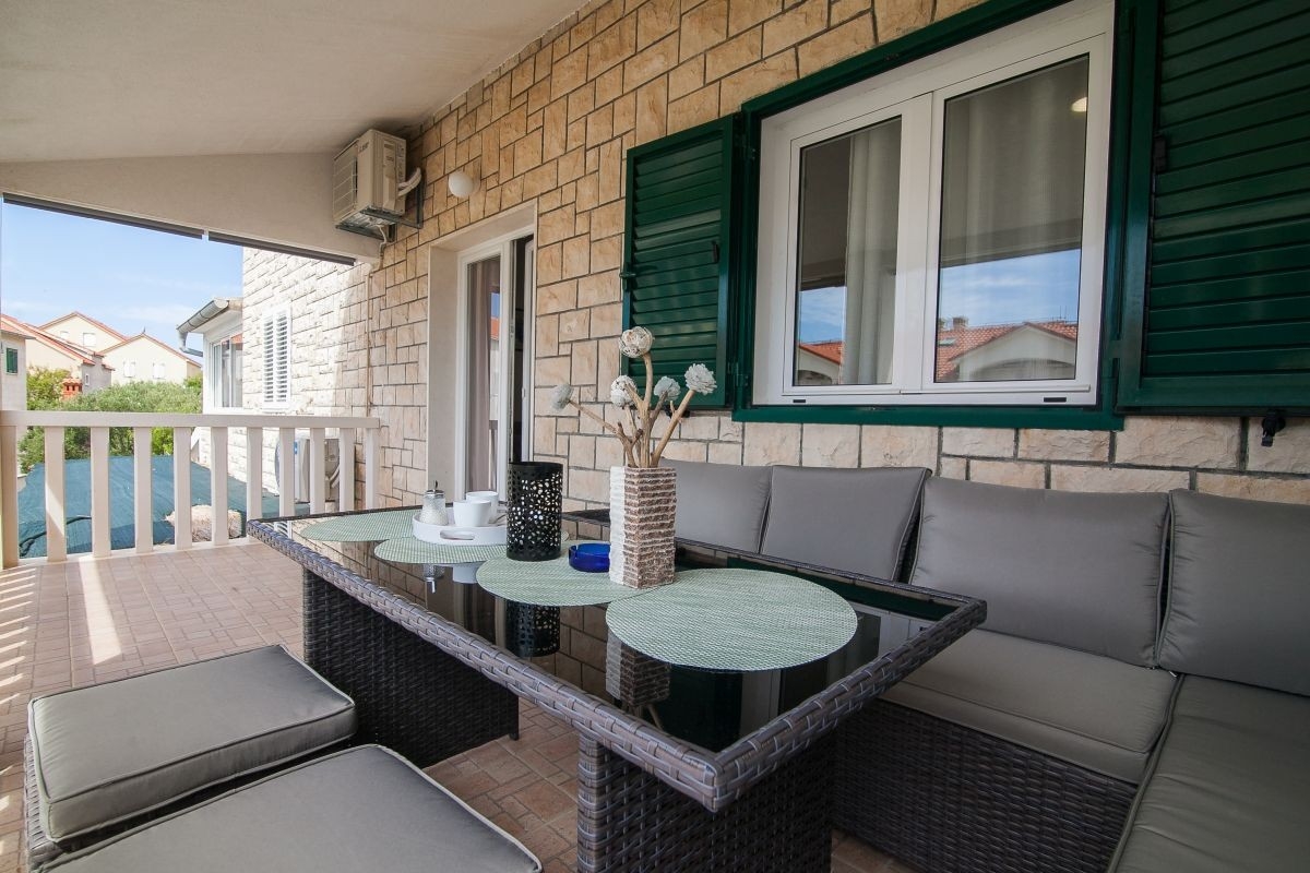 Two bedroom apartment with terrace Bol, Brač  A-b